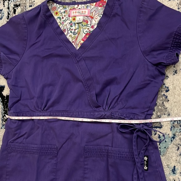 💰3 items for $25 🏷 Koi by Kathy Peterson Purple Katelyn Mock Wrap Top sz Small - Picture 7 of 8